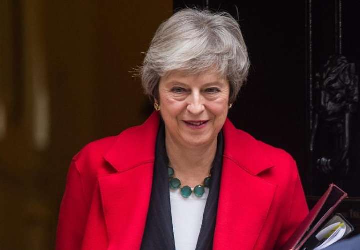 La primera ministra británica, Theresa May, sale de su residencia en el número 10 de Downing Street, en Londres, Reino Unido, hoy, 15 de noviembre de 2018. EFE