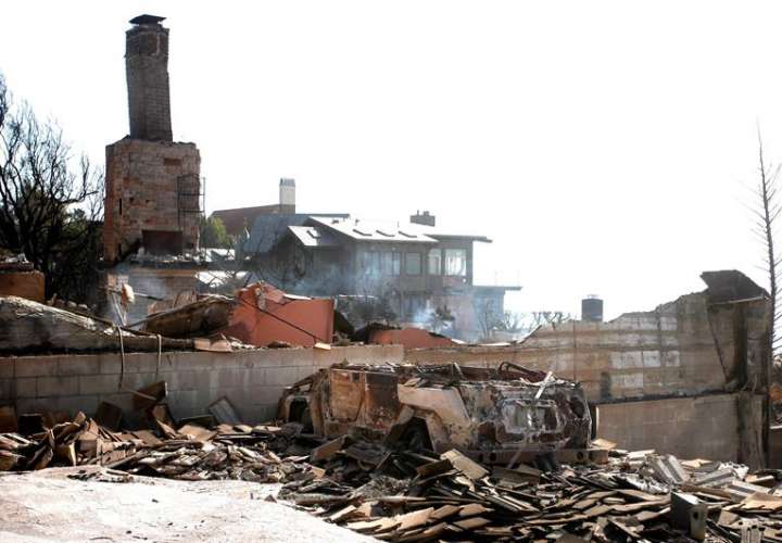 Vista de casas que fueron destruidas en el incendio de Woosley en Malibú, California (EE. UU.). EFE