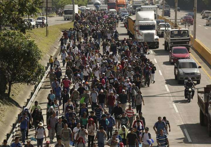 Una segunda caravana formada por unos 600 migrantes, entre ellos niños y mujeres, sale hoy, miércoles 31 de octubre de 2018, con rumbo a los Estados Unidos. EFE