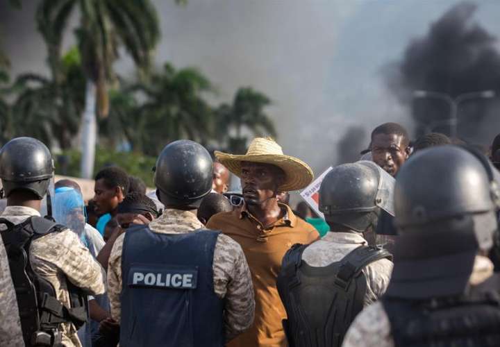 Un hombre discute con un policía nacional durante una protesta, en Puerto Príncipe (Haití) EFE