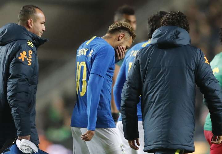 Neymar sale lesionado ante Camerún