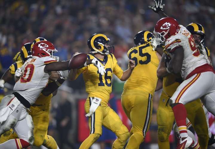 Chiefs y Rams lograron marcas ofensivas 