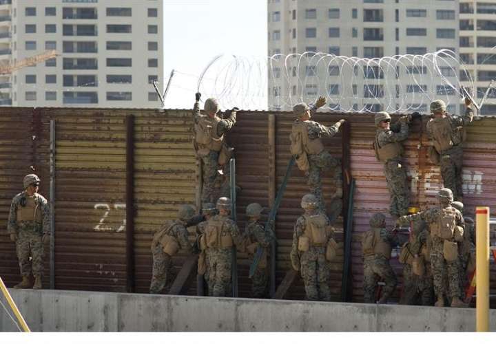 Un grupo de soldados estadounidenses instalan un cercado de alambre en San Diego (California, EE.UU), durante la Operación Línea Segura. EFE