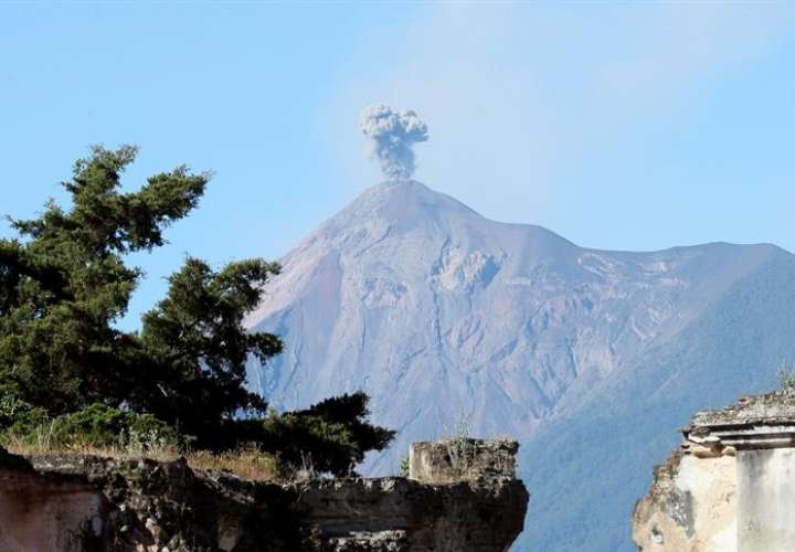l volcán tiene además una fumarola de color gris a 4.400 metros y pulsos incandescentes a 200 metros que originan 