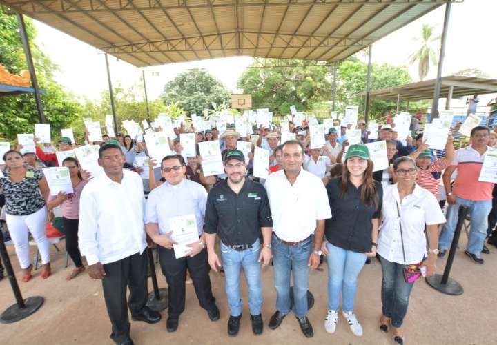 200 herreranos reciben títulos de propiedad por Anati