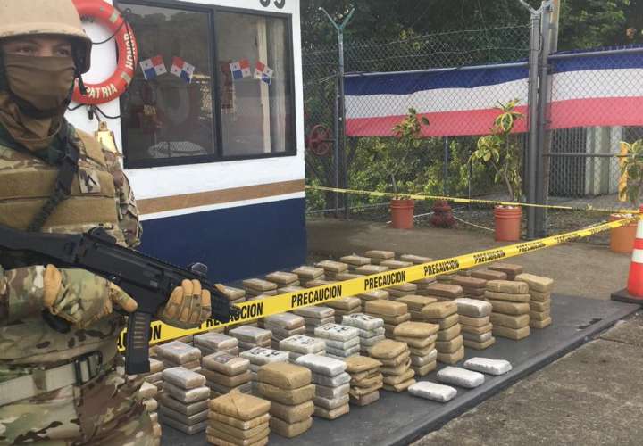 Confiscan 352 paquetes de droga en lancha y detienen a dos colombianos
