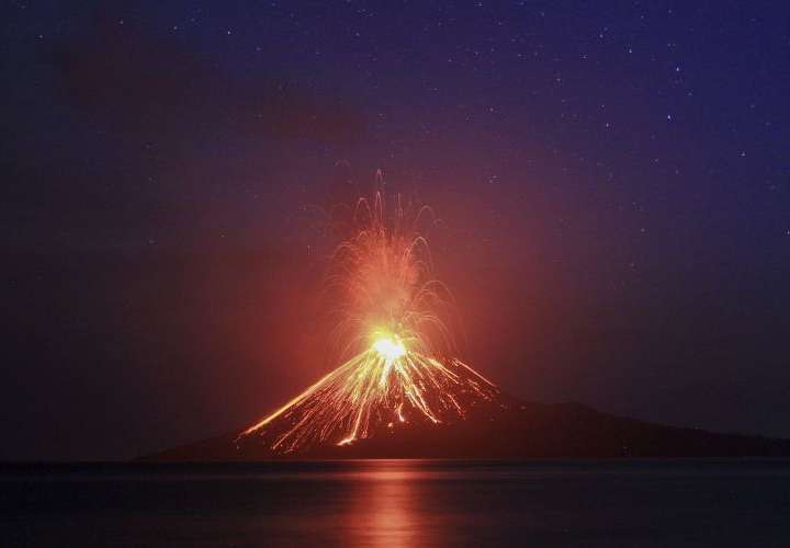 Volcán origina tsunami