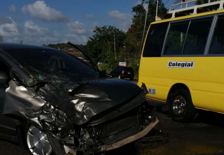 Varios lesionados por colisión entre bus de Capira y auto 