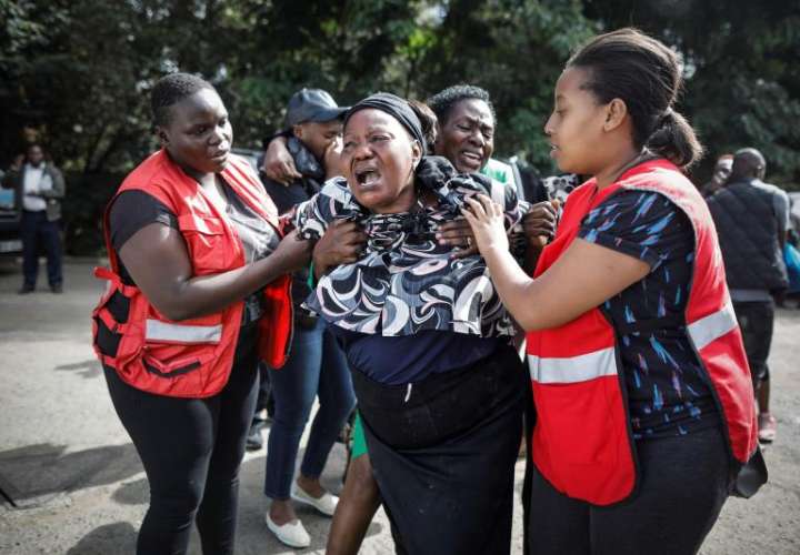 Una mujer (c) llora desconsolada tras ver el cuerpo sin vida de un familiar tras el ataque contra un complejo hotelero en Nairobi (Kenia). EFE