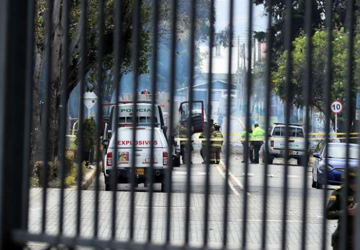 Vista general del lugar donde un carro bomba causó una explosión este jueves en la Escuela General Santander de la Policía en Bogotá (Colombia). EFE