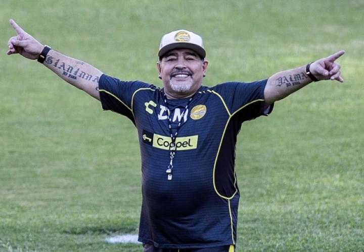 Diego Maradona es el actual técnico de los Dorados de Sinaloa./ EFE