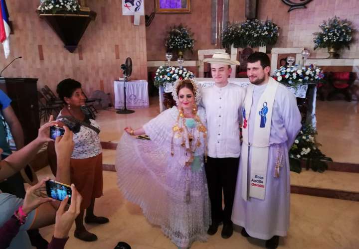 Peregrinos recién casados lucen traje típico