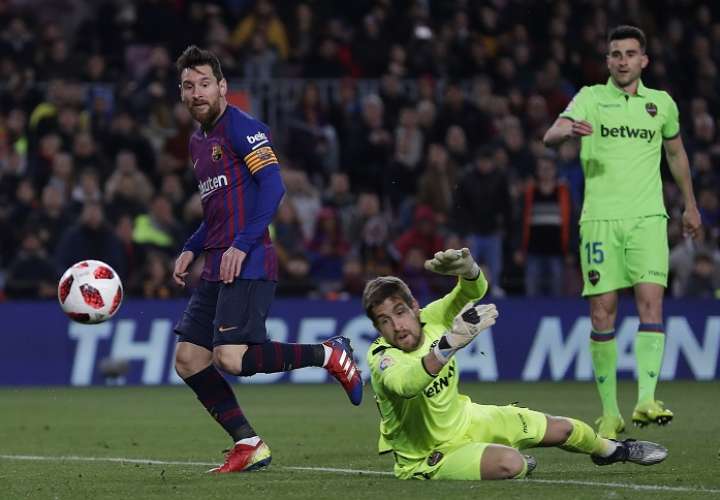 El delantero argentino del FC Barcelona, Leo Messi (d), marca su gol frente al Levante. /AP