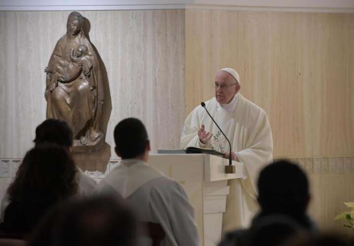 El papa Francisco oficia misa en Casa Santa Marta, en Ciudad del Vaticano, hoy, 17 de enero de 2019. EFE/ Vatican Media 