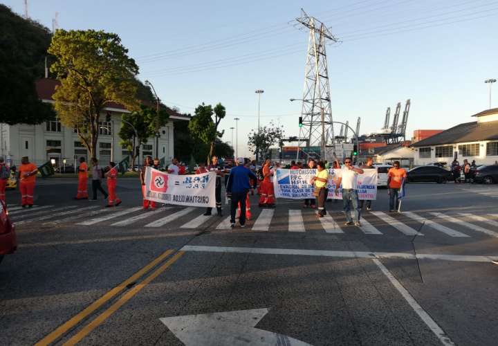 Trabajadores portuarios protestan en Balboa