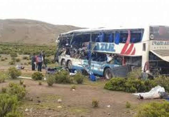 Al menos 22 muertos y 37 heridos en un choque frontal de autobuses en Bolivia