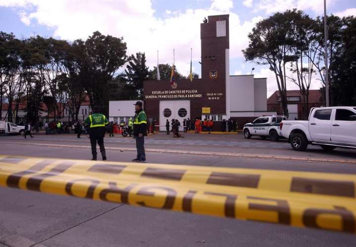 Miembros de la Policía fueron registrados este jueves en la entrada de la Escuela General Santander, luego de que un carro bomba causara una explosión en esta sede académica policial en Bogotá (Colombia). EFE