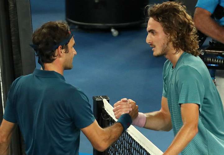 Stefanos Tsitsipas (der.) saluda a Roger Federer luego de vencerlo en el Abierto de Australia. Foto: AP