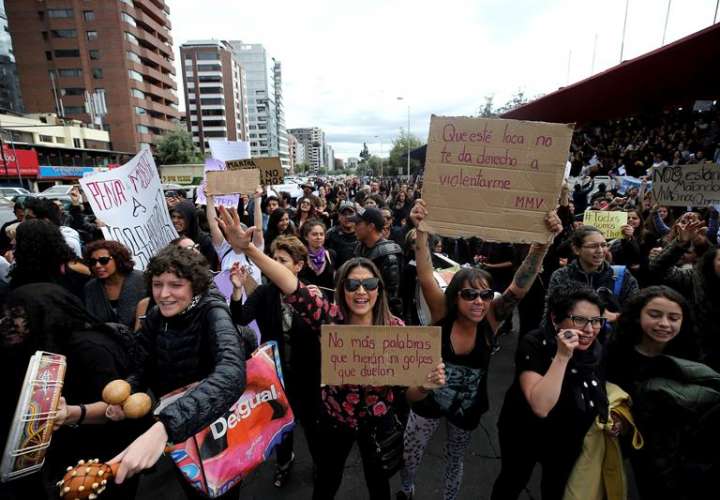Un grupo de mujeres ecuatorianas organiza un plantón contra la violencia de género, en Quito (Ecuador). EFE