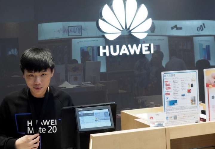 Un trabajador recibe a los clientes de una tienda de la compañía tecnológica china Huawei en Taipei (Taiwan). EFE