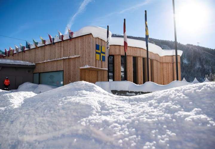La nieve cubre los alrededores del centro de congresos de Davos, durante los preparativos para el Foro Económico Global. EFE