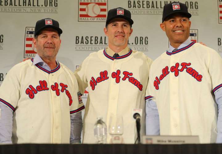 Edgar Martínez (izq.), Mike Mussina (c) y Mariano Rivera durante sus nombramientos oficiales al salón de la Fama de Cooperstown. Foto: MLB