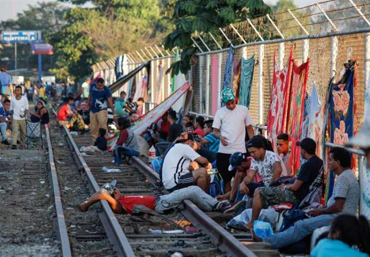 Migrantes hondureños que han decidido acogerse a la tarjeta humanitaria para establecerse de manera legal en territorio mexicano esperan el tramite del documento final. EFE