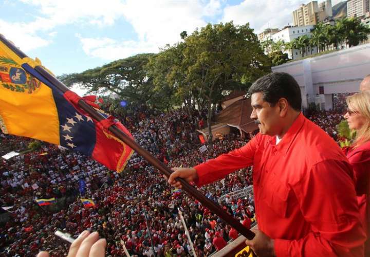 El presidente de Venezuela, Nicolás Maduro, mientras da un discurso frente a simpatizantes este miércoles a las puertas del palacio presidencial de Miraflores, en Caracas (Venezuela). EFE/ Marcelo Garcia