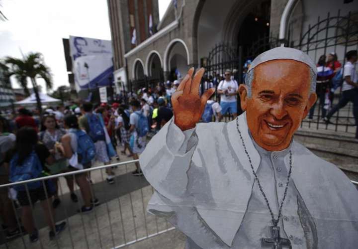 Peregrinos de diferentes países esperan este miércoles el paso del papa Francisco tras su llegada a Ciudad de Panamá (Panamá). EFE