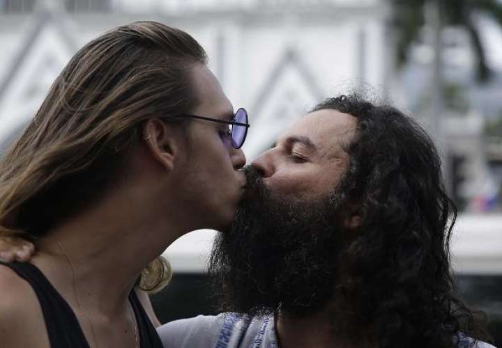 Comunidad LGBTIQ se manifiesta en las calles con una 'Besatón' 
