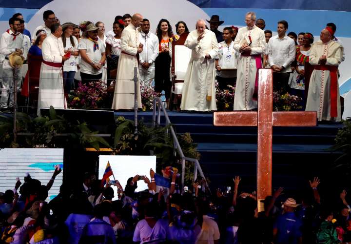 Papa denuncia el "conformismo" de hoy ante quienes sufren, en Vía Crucis