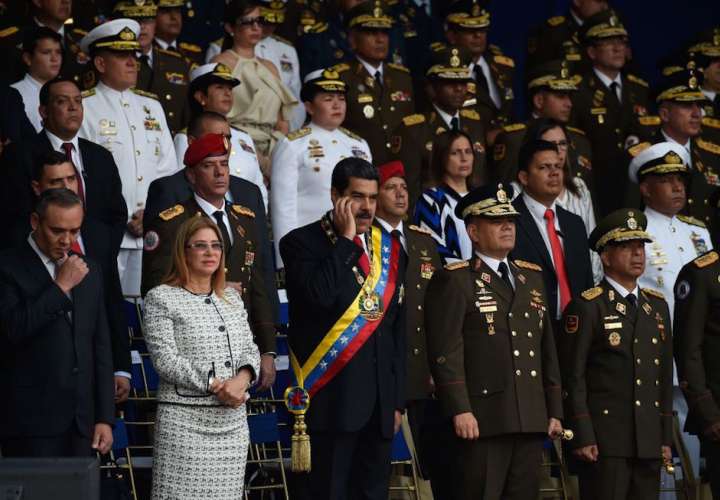 Maduro ordena ejercicios militares "junto al pueblo" ante un conflicto armado
