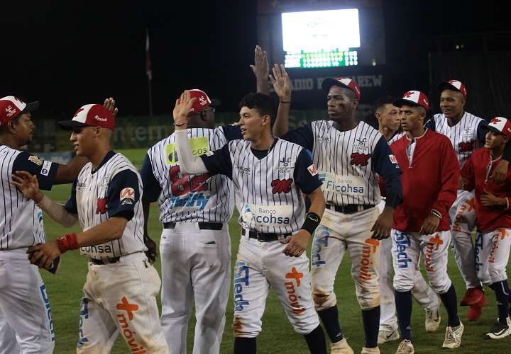 El equipo de Los Santos apabullo anoche a la novena de Veraguas por abultamiento de carreras en siete episodios, (18- 6). Foto: Anayansi Gamez