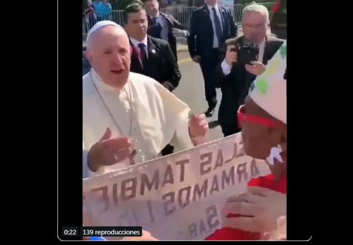 Papa Francisco le canta el "cumpleaños feliz" a una viejita