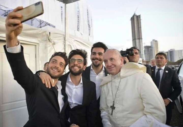 Grupo 'Ilvolo' se tomó su 'selfie' con Francisco