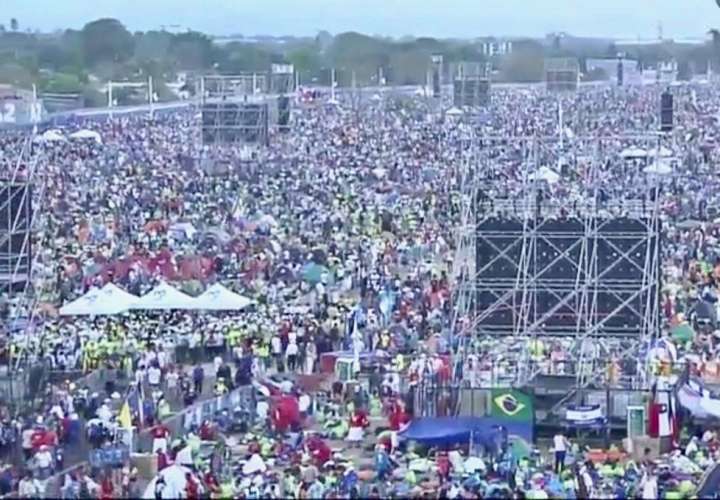 Miles de peregrinos abarrotan el campo Juan Pablo II