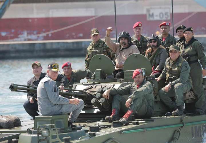 Maduro dice contar con la "total lealtad" de los jefes militares de Venezuela