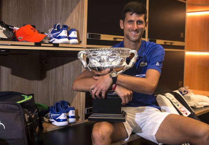 El serbio Novak Djokovic posa con el trofeo de campeón del Abierto de Australia. Foto: AP