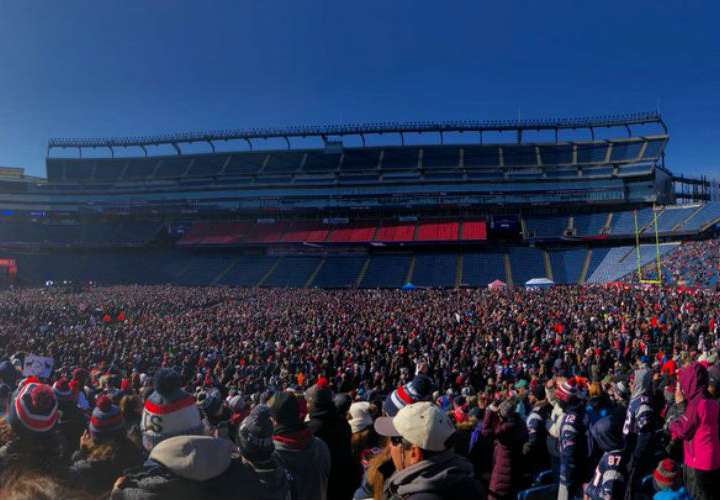 Aficionados de los Patriots despiden a su equipo en el Gillette Stadium, previo a su viaje rumbo a Atlanta, sede del Súper Bowl. Foto: AP