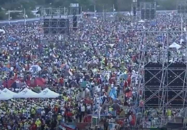 Miles de peregrinos abarrotan el campo Juan Pablo II