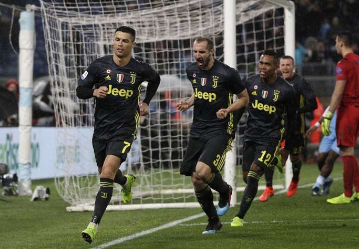 Cristiano Ronaldo celebra junto a sus compañeros. Foto: AP