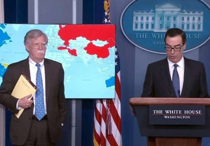 Captura de vídeo cedida por la Casa Blanca de una rueda de prensa del secretario del Tesoro de los Estados Unidos Steven Mnuchin (d) junto al asesor de seguridad nacional de Estados Unidos John Bolton (i).  EFE