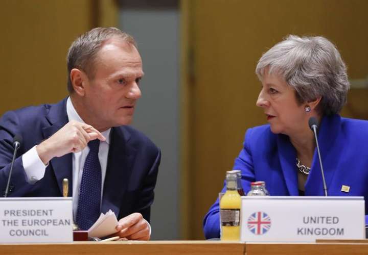 l presidente del Consejo Europeo, Donald Tusk, conversa con la primera ministra británica, Theresa May. EFE/Archivo