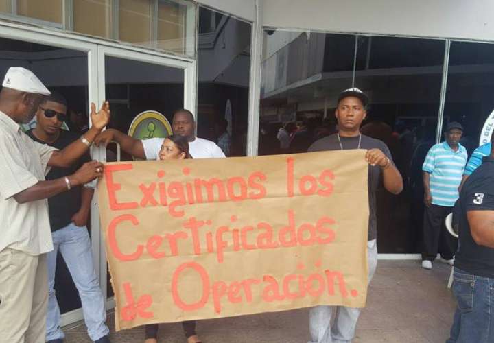 Taxistas de Colón piden certificados de operación para trabajar legalmente