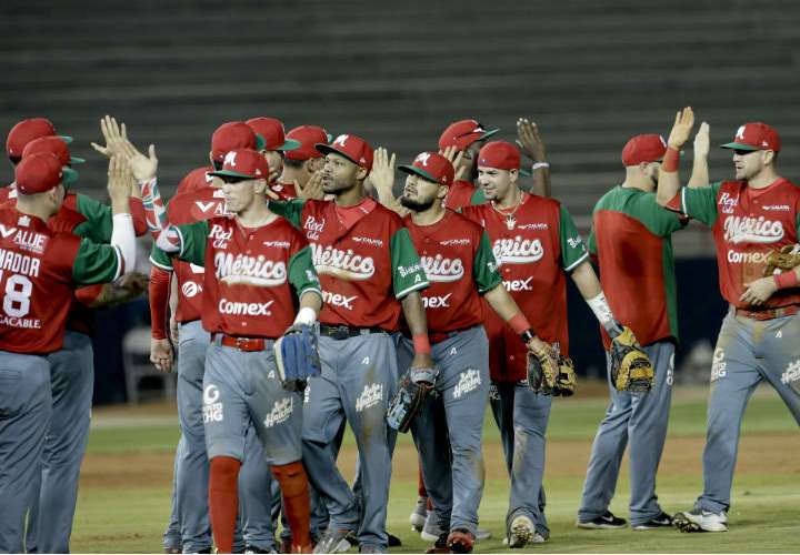 El equipo de México celebra el triunfo sobre Cuba en partido correspondiente al grupo A de la Serie del Caribe que se disputa en Panamá. Foto: AP