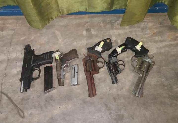 Decomisan cinco armas en cancha deportiva de centro penitenciario La Joya