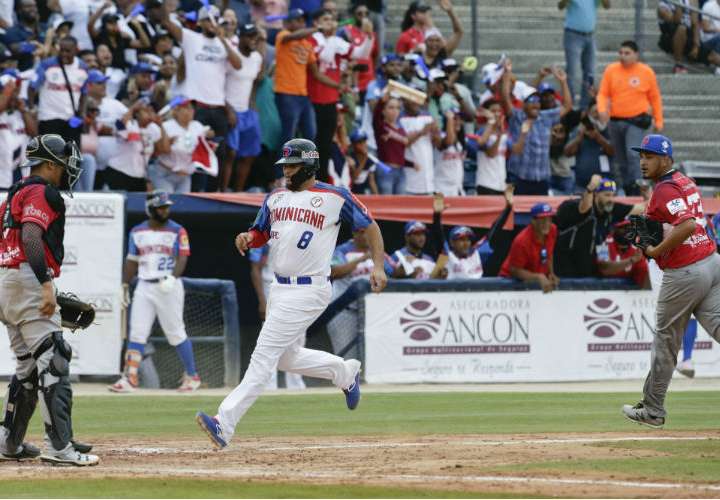 República Dominicana anota una de las carreras en el partido. Foto: AP
