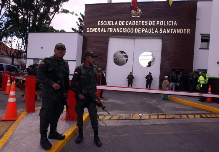 Personal de la Policía es visto en la entrada de la Escuela General Santander donde un carro bomba causó una explosión el pasado 17 de enero en Bogotá (Colombia). EFE/Archivo