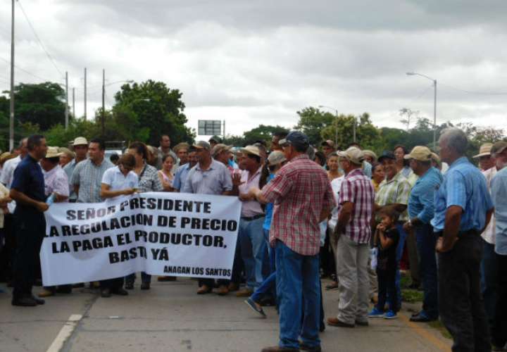 Esta no es la primera vez que los produstores agrícolas y ganaderos protesta en el puente sobre el río La Villa. Foto: Archivo
