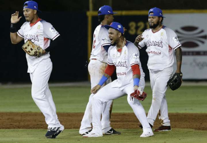 Jugadores de Panamá celebran el triunfo sobre Puerto Rico que les dio el pase a la final de la Serie del Caribe. 